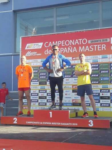 José David Monzón, primero por la izquierda, en el podio de la disciplina de 100 metros  (Foto TA)